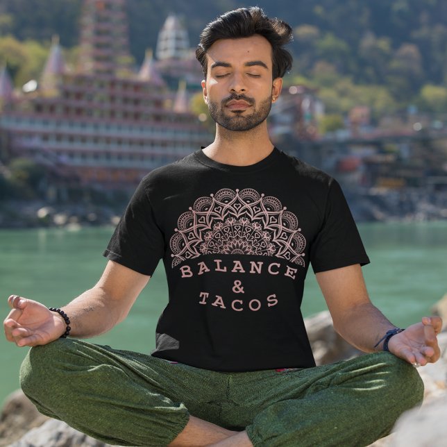 Modernes Rosa Mandala Balance und Taco Yoga T-Shirt (Von Creator hochgeladen)
