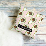 Modernes rosa und grünes Avocado-Muster mit Namen Kissen<br><div class="desc">Modernes rosa und grünes Avocado-Muster mit Namen</div>