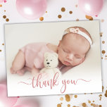 Modernes Rose Gold Script Baby Foto Vielen Dank Dankeskarte<br><div class="desc">Einfache moderne Elegante Kalligrafie Pink Rose Gold Script Foto Neugeborenes Baby Vielen Dank Geburtsankündigung Karte. Enthält einen wunderschönen "Dankeschön"-Text in einem handgeschriebenen Kalligrafie-Swash-Schwanz-Schriftart-Skript in IMITATEN rosa Rosa Goldfolie. Vorgefertigte persönliche Nachricht auf der Rückseite. Ideal für ein kleines Mädchen oder einen kleinen Jungen. Einfach mit Ihrem Baby Foto und Details personalisieren....</div>