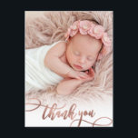 Modernes Rose Gold Script Baby Girl Foto Vielen Da Postkarte<br><div class="desc">Elegant Moderne Chic Kalligraphie Rose Gold Script Foto Neugeborenes Baby Vielen Dank Postcard. In einem handgeschriebenen Schriftart-Kalligraphie-Skript aus -Swash-Schwanz in Rosa-Rosa-Gold-Imitat-Folie ist ein wunderschöner "Dankeschön"-Text enthalten. Auf der Rückseite vorgefertigte persönliche Nachricht. Ideal für kleine Mädchen. Einfach mit Ihrem Baby Foto und Details personalisieren.</div>