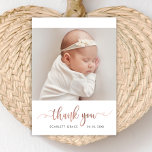 Modernes Rose Gold Script Simple Baby Foto Dankeskarte<br><div class="desc">Einfache Elegant Moderne Kalligraphie Rose Gold Script Neugeborenes Foto Baby Girl Dankeschön Karte. Enthält einen wunderschönen "Dankeschön"-Text in einem handgeschriebenen kursiven Kalligraphie-Swash-Schwanz-Schriftart-Skript in Imitaten Rose Goldfolie (oder rot rosa Folie). Auf der Rückseite vorgefertigte persönliche Nachricht. Einfach mit Ihrem Baby Foto und Details personalisieren.</div>