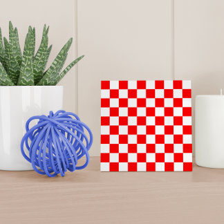 Modernes rotes, weißes kroatisches Schachbrettmust Fliese