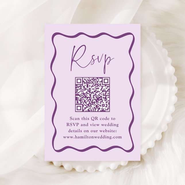 Modernes RSVP mit Lila Wavy Frame QR Code Begleitkarte (Von Creator hochgeladen)