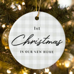 Modernes Rustikales First Christmas in New Zuhause Keramik Ornament<br><div class="desc">Maßgeschneiderte Weihnachtsschmuck mit "First Christmas in unserer neuen Zuhause" rustikales modernes Design mit personalisiertem Foto auf der Rückseite.</div>