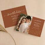 Modernes Rustikales Foto Save The Date<br><div class="desc">Moderne rustikale Foto Kalender Terracotta Hochzeit Save the Date. Einfach personalisieren, indem Sie jede Information ersetzen. Bitte laden Sie ein Portrait/vertikales Foto hoch. Bewegen Sie den Kreis, indem Sie auf den Link Weitere Anpassung. Stellen Sie sicher, dass Sie die Vorschau vor dem Hinzufügen zum Warenkorb Karo haben. (Beispiel Foto von...</div>