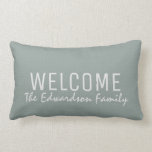 Modernes rustikales grünes Leinwand Lendenkissen<br><div class="desc">Modernes rustikales grünes Imitatleinwand Willkommens-Familienmonogramm-Namenkissen.
Sie können den Text leicht ändern.</div>