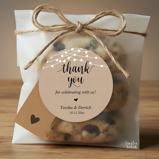 Modernes rustikales Hochzeitessen Danke für Ihre G Runder Aufkleber (Modern Rustic Wedding Dinner Thank You Gifts Classic Round Sticker cute heart Kraft String Lights)