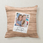 Modernes rustikales Holz Wir Liebe Sie Opa Foto Kissen<br><div class="desc">Modernes rustikales braunes Holz WIR LIEBE IHNEN GRANDPA Foto Kissen mit Platz für Ihr individuelles Foto,  Ihre personalisierte Gruß,  und individuelle Name in einem niedlichen Retro-Rahmen. Perfektes Urlaubsgeschenk für Großeltern!</div>