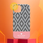 Modernes, rustikales Ikat Gray Coral Heart Monogra iPhone 16 Hülle<br><div class="desc">Graue und korallenrosa Farben mit trendigem Stammmuster - Wenn Ihre Kunst noch angepasst werden muss,  klicken Sie auf Diese Schaltfläche anpassen. Dies führt Sie zu einem Designbereich,  wo Sie Dinge bewegen und sogar Schriftart oder Farben ändern können.</div>