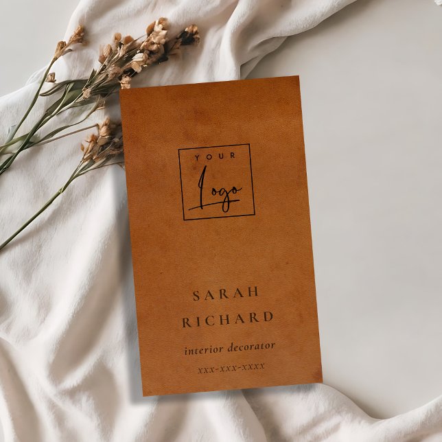 Modernes, rustikales Tan Leder-Logo Visitenkarte (Von Creator hochgeladen)