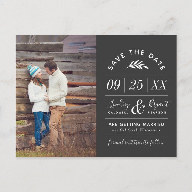 Modernes rustikales Typografie-Foto Save the Date Ankündigungspostkarte (Vorderseite)