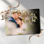 Modernes Save the Date elegantes Gold Script-Foto Magneteinladung<br><div class="desc">Dieses elegante Foto Save the Date auf der Magnetkarte Ihr besonderes Foto und ein dekoratives Goldskript,  das Save the Date über Ihren Namen,  Datum und Ort steht. Entwickelt von Thisisnotme©</div>