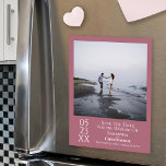 Modernes Save the Date Foto Dusty Rose Magnet<br><div class="desc">Mit dieser Magnetkarte können Sie Ihren Freunden und Ihrer Familie Save the Date lass für Ihre Hochzeit leisten. Das schlichte, moderne, künstlerisch minimalistische Design mit einem quadratischen Foto auf einer staubigen Rose oder einem lila rosa Hintergrund mit weißem Text. Das Datum wird mit dem Tag und Jahr jeweils in ihrer...</div>