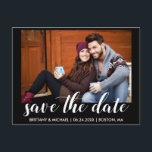 Modernes Save the Date Verlobung Foto Blk Postkarte<br><div class="desc">Modern Save the Date Verlobung Paare Foto Postcard - Schwarz mit Weiß-Script</div>