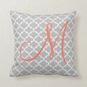 Modernes schickes korallenrotes Monogramm auf Kissen