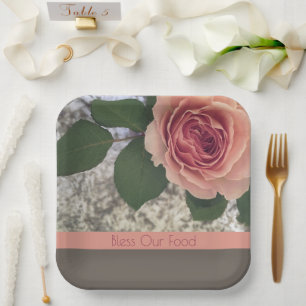 Modernes Schiefergrau mit Gartengarten-Rose mit Ko Pappteller