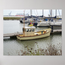 Modernes Schiff im traditionellen Stil