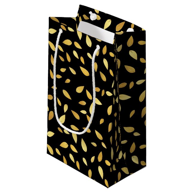 Modernes Schwarz-Gold-Blätter Illustriertes Muster Kleine Geschenktüte (Vorderseite Schrägansicht)