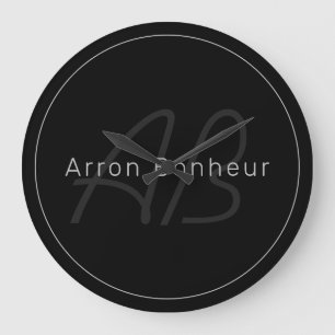 Modernes Schwarz & Grau Cooler Name und Monogram Große Wanduhr