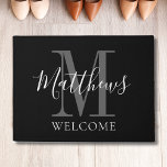 Modernes Schwarz-Grau Monogram Name Newlyweds Wedd Fußmatte<br><div class="desc">Personalisiertes modernes,  handgeschriebenes Skript,  fett,  schwarz-weiß und grau Monogramm-Design mit Braut und Bräutigam Nachnamen und Ersteingabe auf schwarzem Hintergrund. Ein einzigartiges und großartiges Geschenk für Neuvermählte. Gut für neues Haus zusammen. Anpassen mit Nachname,  Monogramm Initial und Farben. Elke Clarke©</div>