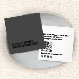 Modernes Schwarz mit schwarzem, muffigem QR-Code Quadratische Visitenkarte