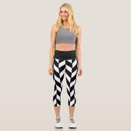 Modernes Schwarz-Weiß-Herringbone-Zickzack Muster Capri Leggings