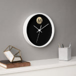 Modernes Schwarz-weißes Monogramm Uhr<br><div class="desc">Moderne Luxus gebürstete Metallic Gold Stilvolle Typografie Schwarzer Hintergrund Weißer Rahmen Zuhause Büro Küche Wohnzimmer Badezimmer Uhr</div>
