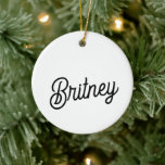 Modernes Schwarz-weißes Personalisiertes Monogramm Keramik Ornament<br><div class="desc">Das moderne Schwarz-weiße Personalisierte Monogram und Name Keramik Ornament wäre eine stilvolle und elegante Ergänzung zu Ihrem Urlaubsstil oder als Beistand für besondere Anlässe. Das klassische Schwarz-Weiß-Design, kombiniert mit Ihrem personalisierten Monogramm und Namen, macht es zu einer einzigartigen und gepflegten Dekoration. Es eignet sich hervorragend, um dem Baum eine Touch...</div>