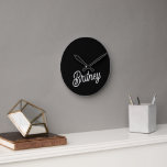 Modernes Schwarz-weißes Personalisiertes Monogramm Runde Wanduhr<br><div class="desc">Die moderne Schwarz-weiße Personalisierte Monogram- und Name-Uhr wäre eine schicke und funktionelle Ergänzung zu jedem Zimmer. Das elegante Schwarz-Weiß-Design mit personalisierten Details sorgt für eine Touch an Eleganz und bietet gleichzeitig eine praktische Zeitmessung. Es ist ideal, um Ihre Wohngestaltung zu verbessern oder als nachdenkliches Geschenk. Wenn Sie spezielle Designeinstellungen haben...</div>