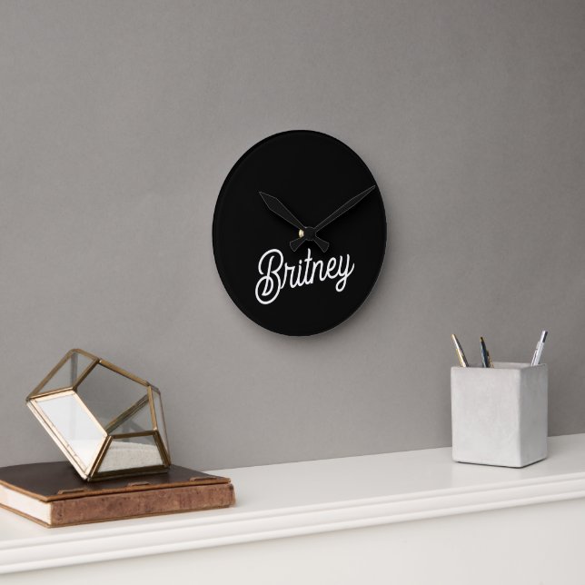 Modernes Schwarz-weißes Personalisiertes Monogramm Runde Wanduhr (Büro)