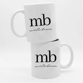Modernes Schwarz-weißes Trendy Script Initial Mono Kaffeetasse