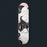 Modernes Schwarz-weißes tropisches Monsterablatt a Skateboard<br><div class="desc">Modernes Schwarz-weißes tropisches Monsterablatt auf rosa</div>