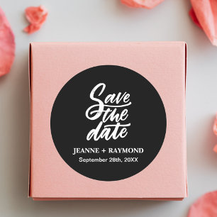 Modernes Schwarzes Brush Lettered Save the Date We Runder Aufkleber
