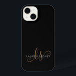 Modernes Schwarzes Gold Feminin Script Mit Monogra iPhone 14 Hülle<br><div class="desc">Modernes Black Gold Feminine Script Mit Monogramm iPhone Case. Dieses elegante,  moderne Handy-Gehäuse lässt sich einfach mit Ihrem individuellen Monogramm und Namen personalisieren.</div>