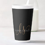Modernes Schwarzes Gold Feminin Script Mit Monogra Milchtasse<br><div class="desc">Moderne Schwarz Gold Feminine Script Mit Monogramm Latte Tasse. Diese moderne,  elegante Latte-Tasse wird einfach mit Ihrem individuellen Monogramm und Namen personalisiert.</div>