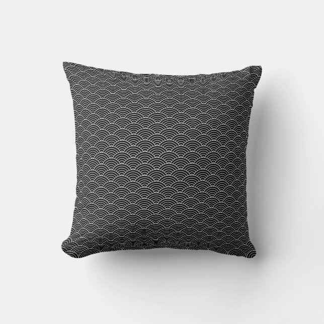 Modernes Schwarzes Japanisches Wellengeometriss Kissen (Vorderseite)