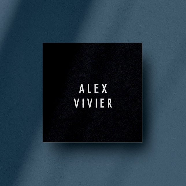 Modernes Schwarzes Papier mit minimaler Typografie Quadratische Visitenkarte (Von Creator hochgeladen)