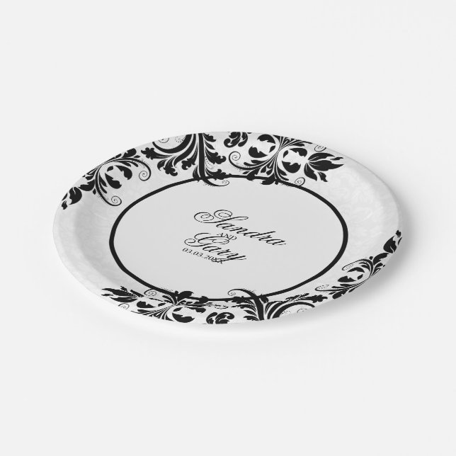Modernes schwarzes Spitzen-weißes Damask-Muster Pappteller (Schrägansicht)