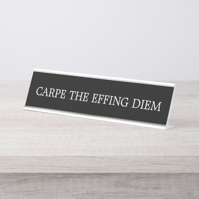 Modernes Schwarzweiss-Carpe das Effing Diem Schreibtischnamensplakette (Vorderseite )