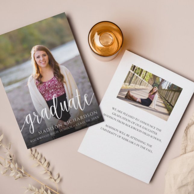 Modernes Script 2 Foto Abschluss Ankündigung (Von Creator hochgeladen)