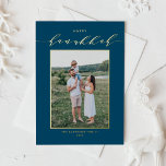 Modernes Script Blue Happy Hanukkah Foto Folien Feiertagskarte<br><div class="desc">Happy Hanukkah! Senden Sie Hanukkah Wünsche an Familie und Freunde mit dieser anpassbaren Goldfolie Hanukkah Karte. Es zeichnet sich durch elegante Kalligraphie und einfache Typografie aus. Personalisieren Sie diese durch Hinzufügen von Namen und Fotos. Diese elegante Happy Hanukkah-Karte ist auf anderen Cardstock erhältlich.</div>