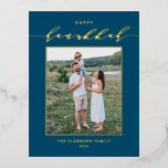 Modernes Script Blue Happy Hanukkah Foto Folien Feiertagspostkarte<br><div class="desc">Happy Hanukkah! Senden Sie Hanukkah Wünsche an Familie und Freunde mit dieser anpassbaren Goldfolie Hanukkah Postcard. Es zeichnet sich durch eine elegante Kalligraphie und einfache Typografie aus. Personalisieren Sie diese durch Hinzufügen von Namen und Fotos. Diese Goldfolie Happy Hanukkah Postcard ist auf anderen Cardstock erhältlich.</div>