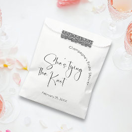 Modernes Script-Brautparty Sie bindet den Knoten Geschenktütchen