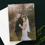 Modernes Script Calligraphy Foto Wedding Dankeskarte<br><div class="desc">Modernes Script Calligrafy Foto Wedding Dankeschön-Karte verfügt über handgeschriebene Dankeschön,  Portrait-Foto.Auf der Rückseite ist eine Dankeschön-Nachricht,  die Sie personalisieren oder entfernen können,  wenn Sie es vorziehen,  genau Ihren Dank zu geben. Klicken Sie auf die Schaltfläche Bearbeiten,  um dieses Design anzupassen.</div>