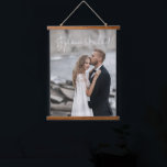 Modernes Script Custom Wedding Foto Keepake Hangin Wandteppich Mit Holzrahmen<br><div class="desc">Modernes,  benutzerdefiniertes Foto-Hanging-Tapestry mit Ihrem Hochzeitsgeschenk oder Verlobung-Foto der Wahl,  mit modernen handgeschriebenen Skripten für Ihre Namen. Lade dein Foto auf diesen hängenden Leinwand als Wohngestaltung für dich hoch oder gib als Geschenk.</div>