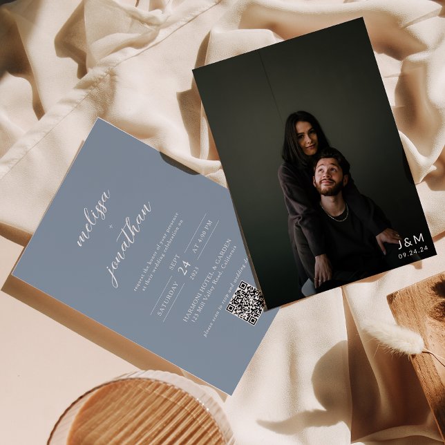 Modernes Script Dusty Blue Monogram QR Code Hochze Einladung (Von Creator hochgeladen)