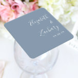 Modernes Script Dusty Blue Wedding Rechteckiger Pappuntersetzer<br><div class="desc">Diese einfachen,  modernen Hochzeitsfavoriten sind mit weißem Untersetzer versehen,  der auf einem staubblauen Hintergrund am rechten Rand ausgerichtet ist. Fügen Sie die Namen der Braut und des Bräutigams in stilvoller Handschrift Kalligraphie hinzu.</div>