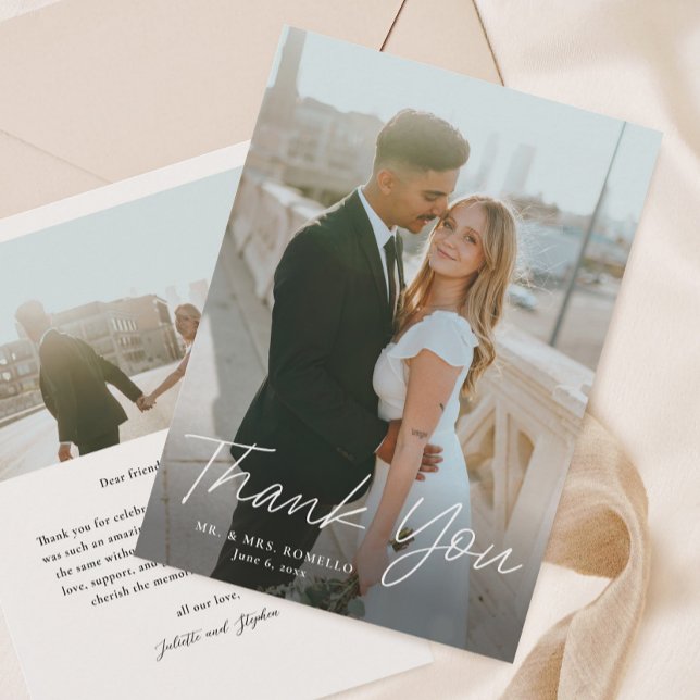 Modernes Script Einfach 2 Foto Hochzeit Dankeskarte (Handwritten script 2 photo wedding thank you cards.)