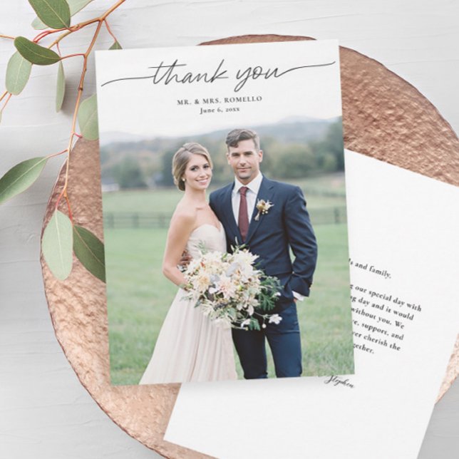 Modernes Script Einfache Foto Hochzeit Danke Karte (Elegant overlay typography wedding photo thank you card with message from the couple on the back.)