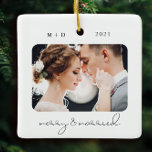 Modernes Script Elegant Merry Verheiratet Wedding  Keramikornament<br><div class="desc">Dieses moderne Drehbuch Merry & Verheiratete Foto-Ornament beherbergt zwei Ihrer Hochzeitsfeiern auf der Vorder- und Rückseite,  sowie Ihre Monogramme und das Datum Ihrer Feier. Dieser stilvolle Sake wird Sie an Ihren großen Tag für Jahrzehnte erinnern.</div>